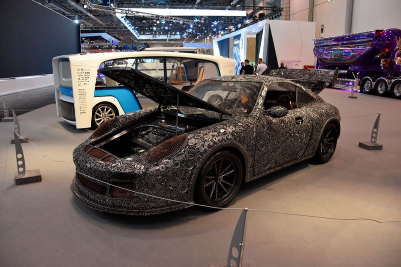 Diese Skulptur eines Porsche GT3 RS besteht aus rund 20.000 Altmetallteilen. Ein dreiköpfiges Team der „Giganten aus Stahl“ hat circa vier Monate daran gearbeitet. (Simon / »kfz-betrieb«)