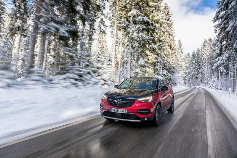 Neben dem reinen E- und dem Hybridmodus hält das System noch einen Allradmodus, etwa für den Einsatz bei Schnee, und den Sport-Modus bereit. (Bild: Opel)