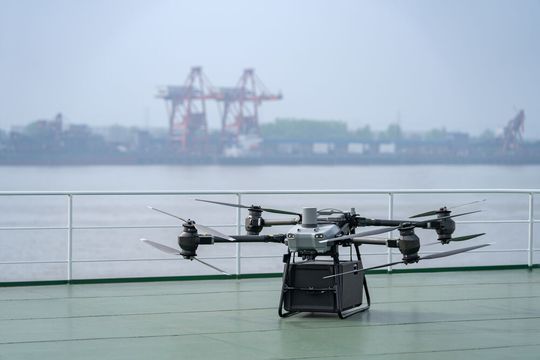 Mit der App „DJI Pilot 2“ kann manuell geflogen werden. Dabei wird der Flugstatus, der Frachtstatus und vieles mehr in Echtzeit angezeigt, um den sicheren, effizienten Betrieb des Fluggeräts zu gewährleisten.(Bild:  DJI)