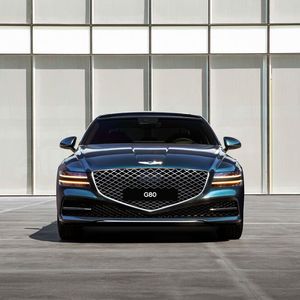 Markant ist beim Genesis G80 unter anderem das Scheinwerferdesign im Doppelstreifen-Stil. (Bild:  Genesis)