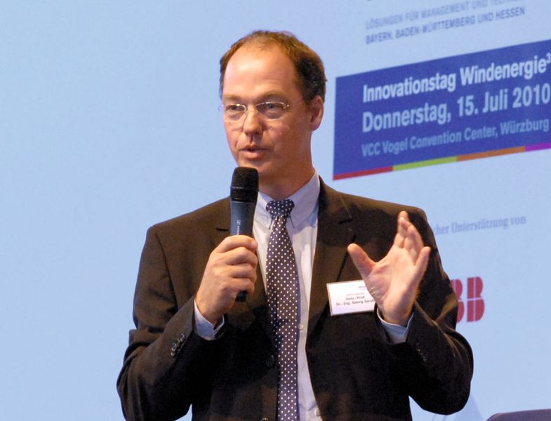 Prof. Dr. Georg Jacobs macht Zusammenhänge und Probleme bei der Simulation von Komponenten und Anlagen klar.  (Bild: Vogel Business Media)