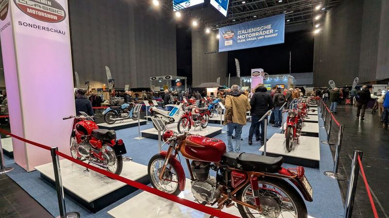 Zweirad-Oldtimerpabst Andy Schwietzer stellte „mal wieder“ eine göttliche Motor-/Moped-Sonderschau auf die Beine bzw. Räder. „Italienische Motorräder: Klein, schön und sportlich!