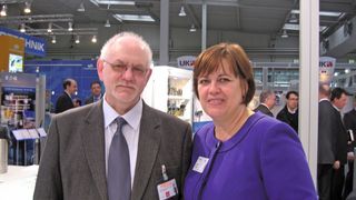 Dipl.-Ing. Ullrich Höltkemeier, Chefredakteur der konstruktionspraxis im Gespräch mit Astrid Mozes, neue Präsidentin EMEA Hydraulik-Gruppe Eaton. (Bilder: Eaton) (Archiv: Vogel Business Media)