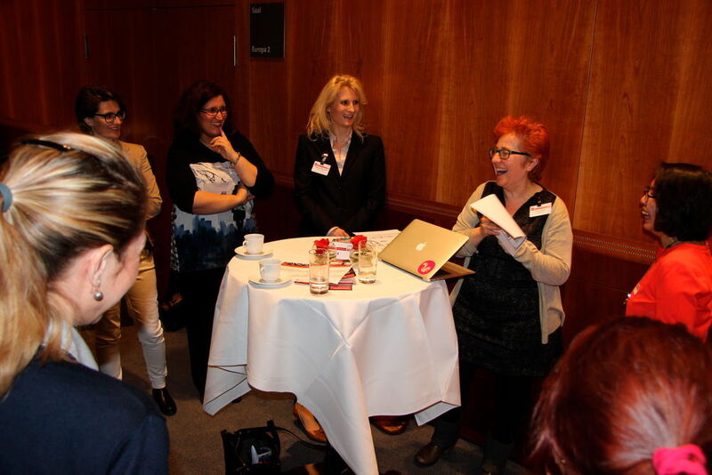 Andera Gadeib diskutierte mit den Teilnehmerinnen in ihrem Worldcafé über Frauen in führenden Positionen. (Bild: Vogel IT-Akademie)