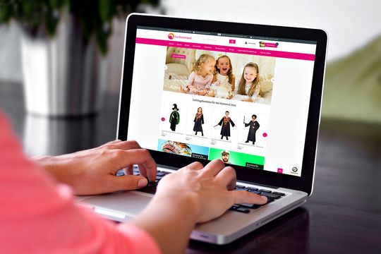 Das Kostümland, für die Descartes jetzt das E-Commerce-Lager optimiert, wirbt damit, alle Karnevalswünsche schnellstmöglich erfüllen zu wollen. Jetzt herrscht dort wieder einmal Hochkonjunktur ...(Bild:  Descartes)