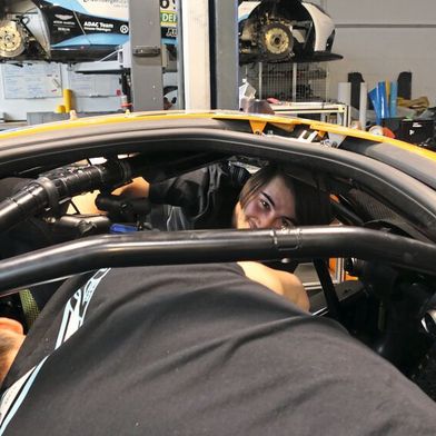 Nachwuchsrennfahrer Ben Dörr ist ausgebildeter Mechatroniker und schraubt selbst an den McLaren-Rennautos. (Bild: Wenz - VCG)