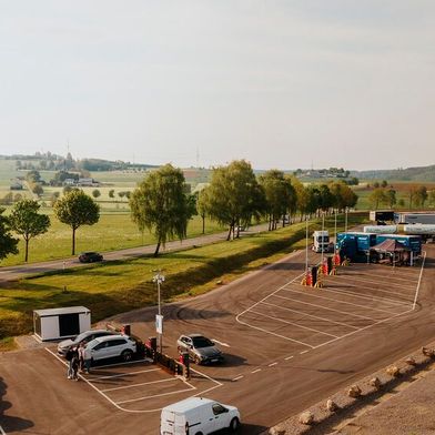 Acht Schnellladepunkte sind so angeordnet, dass Lkw zum Laden nicht rückwärts rangieren oder den Auflieger absatteln müssen – eine große Erleichterung für Trucker. (Bild: 138 Media)