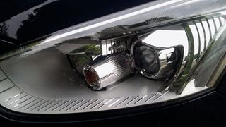 Fraunhofer-Forscher arbeiten an transparenten Radarsensoren, die sich in Autoscheinwerfer integrieren lassen. (Fraunhofer FEP)