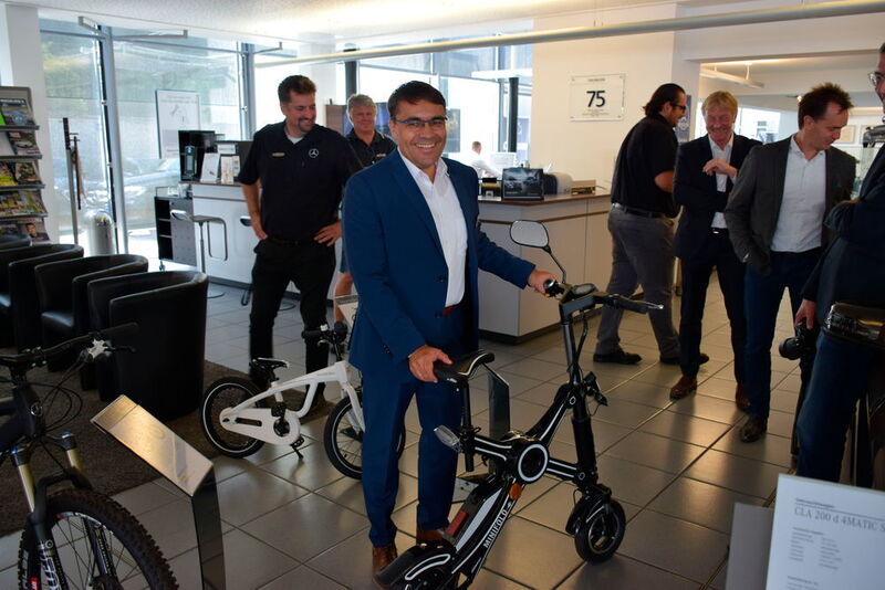 Serviceleiter Volker Peters präsentiert mit dem „Minifold E-Scooter“ die Mobilität von morgen. (Holz / »kfz-betrieb«)