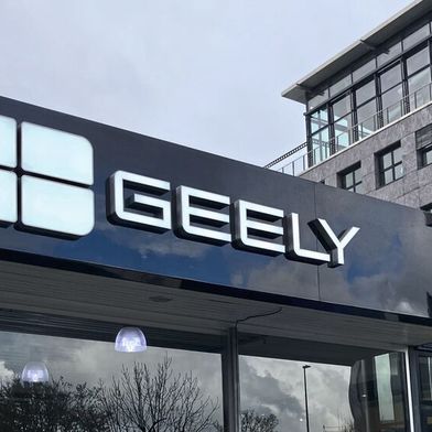 Der Hauptbetrieb der Kohl-Gruppe in Aachen war das erste deutsche Autohaus mit Geely-Außen-CI an der Fassade. (Bild: Rehberg/VCG)