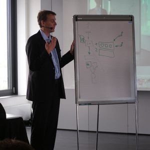 Carsten Landeck von VMWare gibt den Teilnehmern Tipps für die anschließenden Übungen am Whiteboard.