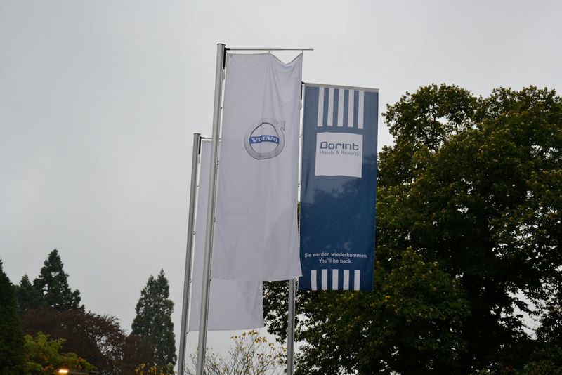 Ob Einstiegsmodell oder Top-Variante – der neue V90 kann sich in jeder Preisklasse auf dem Parkplatz des Dorint-Hotels in Oberursel sehen lassen. (Michel / »kfz-betrieb«)