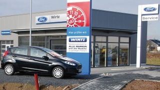 Auf dem 2.500 Quadratmeter großen Grundstück entstand in einer Bauzeit von sechs Monaten ein Servicebetrieb mit einer Nutzfläche von 630 Quadratmetern. Das Gebäude ist 5,50 Meter hoch. Die Werkstatt hat fünf  Boxenarbeitsplätze. (Foto: Rubbel)