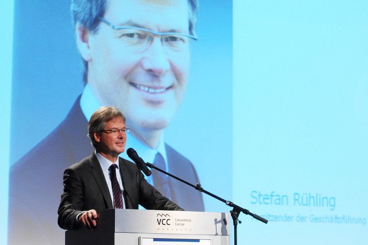 Stefan Rühling, Vorsitzender der Geschäftsführung von Vogel Business Media: „Sie haben viel bewegt und das Unternehmen mit Ihrer Tatkraft weiterentwickelt.“ (Foto: Untch)