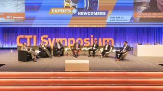 Bei der Plenardiskussion Experts vs Newcomer diskutierten alte Größen mit jungen Berufsanfängern über den Antrieb der Zukunft. (© Euroforum / Dietmar Gust)