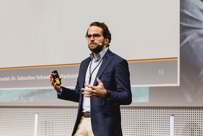 Jakob Trauer von der TU München schließlich erklärte das Vorgehensmodell  – das Digital Twin Value Framework – mit konkreten Maßnahmen, exemplarischen Use Cases und Metriken zur Quantifizierung des Nutzens digitaler Zwillinge. (Bild: Stefan Bausewein - VCG)