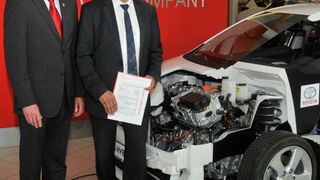 Klarer Schnitt: Friedhelm Vennhoff-Schlichtel (Leiter Händlertraining Toyota Deutschland) und Dieter Rau (Geschäftsführer Kfz-Innung Berlin). (Zietz)