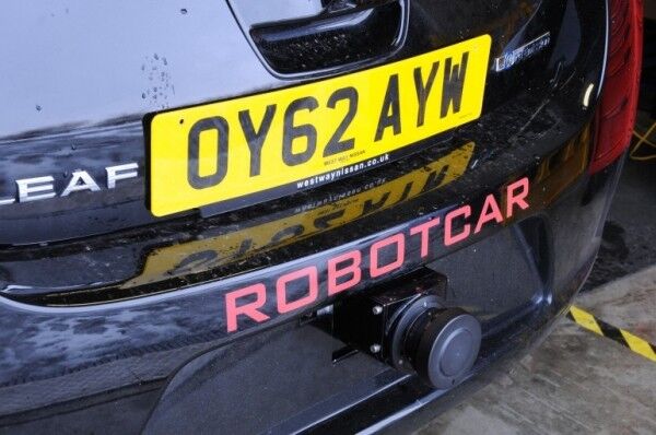 Autonom und elektrisch: Die Mobile Robotics Group der Oxford University hat einen Nissan LEAF zum autonom fahrenden Elektroauto umgebaut (Bild: MRG, Oxford University)
