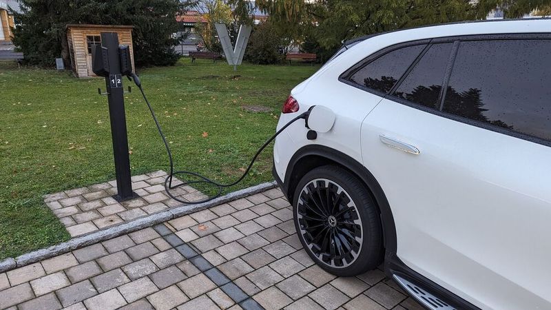 6. Die Ladeleistung: Abweichungen zu den Werksangaben gab es interessanterweise auch bei der Ladeleistung. Laut den technischen Daten kann der EQE SUV an einer Wechselstrom-Ladesäule mit 11 kW laden. Unser Testwagen schaffte an unserer eigenen Ladesäule allerdings 21 kW, was das AC-Laden zu einer echten Alternative macht. Nicht ganz so eilig ... (Bild: Rosenow – VCG)