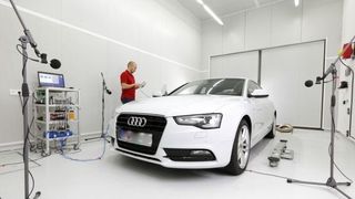 Fahrzeugprüfstand: Hier können Fahrzeuge bis zur Größe eines Lieferwagens geräuschtechnisch untersucht werden. (Bild: Schaeffler)