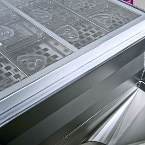 Die Abreinigung muss aufs Siebgut abgestimmt werden, so stehen dreieckige Formen, Kugeln oder Ultraschall (von links) zur Verfügung.(Bild:  Engelsmann)