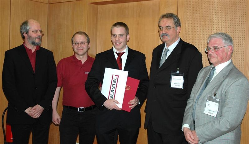 Preisträger und Gratulanten (v.l.n.r.): Eberhard Gerstel, Holger Gerstel (beide Geschäftsführer Gerstel), Dr. Jens Künnemeyer, Klaus Bischoff (Vorsitzender AK Separation Science) und Prof. Dr. Werner Engewald (Ehrenvorsitzender AK Separation Science)  (Bild: LaborPraxis)