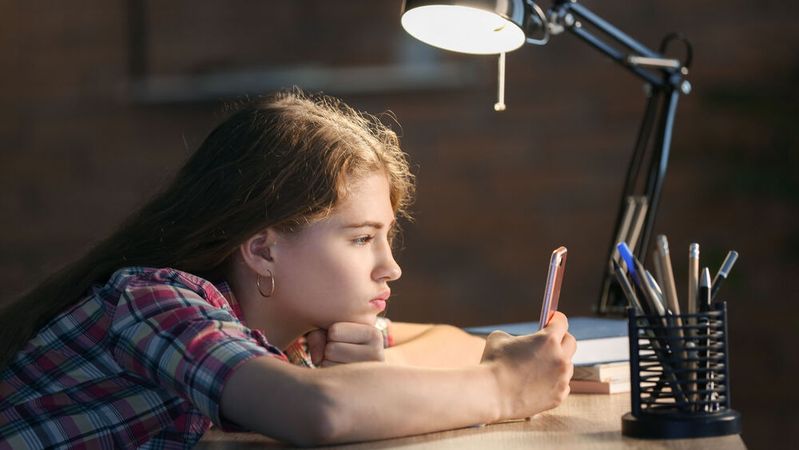 Kinder unter 13 Jahren dürfen Social Media künftig vielleicht nur noch eingeschränkt nutzen.(Bild: ©  Pixel-Shot – stock.adobe.com)