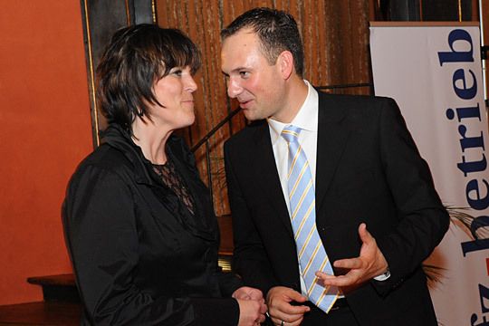 Auch Grit Otto (Santander Consumer Bank) freut sich mit dem Erstplatzierten.   (Archiv: Vogel Business Media)