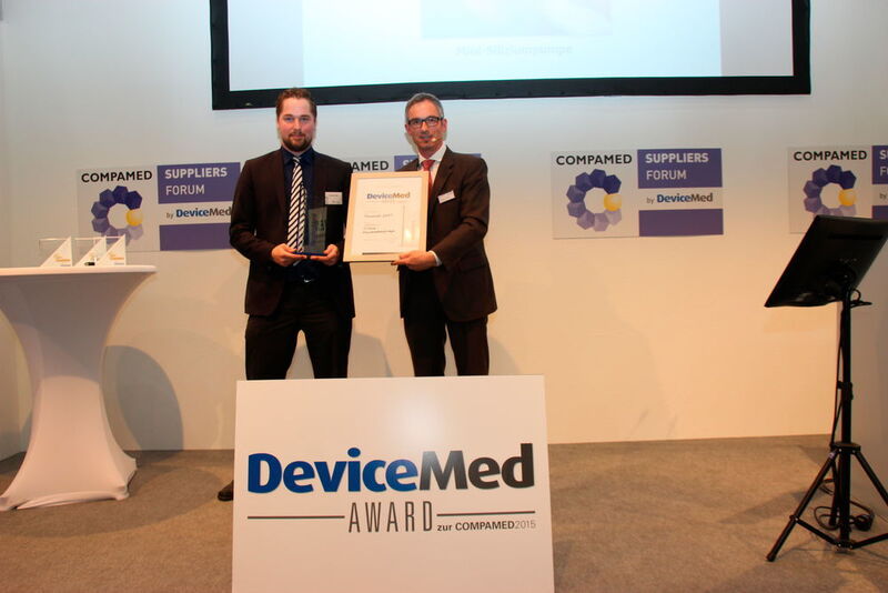 Fraunhofer-Forscher Christian Wald (li.) nimmt auf der Compamed 2015 den Devicemed-Award von Chefredakteur Peter Reinhardt entgegen. (Bild: Schäfer)