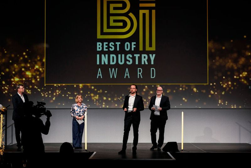 Die Chefredakteure und Chefredakteurin der Medienmarken übernehmen: (v.l.) Dr. Jörg Kempf (PROCESS), Ute Drescher (konstruktionspraxis), Benedikt Hofmann (MM MaschinenMarkt) und Marc Platthaus (LABORPRAXIS) (Bild: VCG / Human)