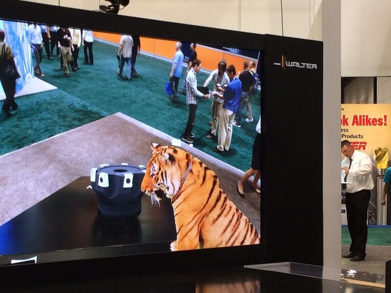 Vor ein paar Jahren war der Tiger am Stand von Walter Tools noch echt, heute lockt er virtuell an den Stand. Besucher werden das gleiche Programm auch auf der AMB erleben können. (Kuntze)