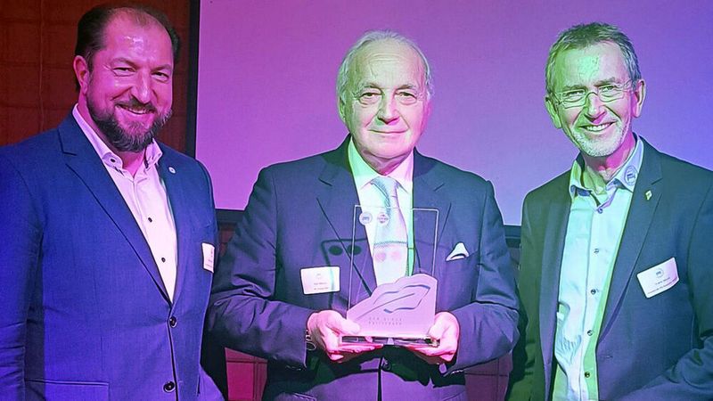 Hauptgeschäftsführer Marcus Büttner (l.) und Präsident Frank Mund (r.) überreichen den Ehrenkalligraphen an Rolf Mauss.(Bild:  Kfz-Gewerbe NRW)