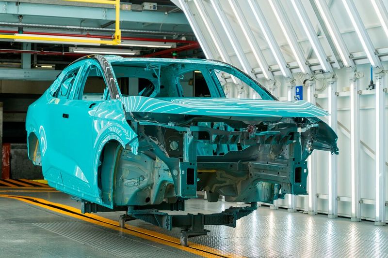 Neun verschiedene Modelle mit 22 Varianten hat Nissan bislang in Sunderland gebaut. Vier davon, Qashqai, Micra, Primera und Juke, haben jeweils die Millionen-Marke geknackt. Im Bild: die Karosserie des Leaf, dritte Generation. (Bild: Nissan)