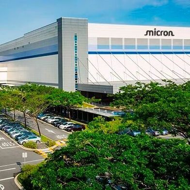 Aufnahme von Microns "Site 3" in Singapur, an dem NAND-Flash-Speicher gefertigt werden. Der Speicherhersteller plant, weitere 24 Milliarden US-Dollar in den Aufbau einer zusätzlichen Fab in Südostasien zu investieren. Bis 2028 soll die neue Anlage ihren Betrieb aufnehmen. (Bild: Micron)