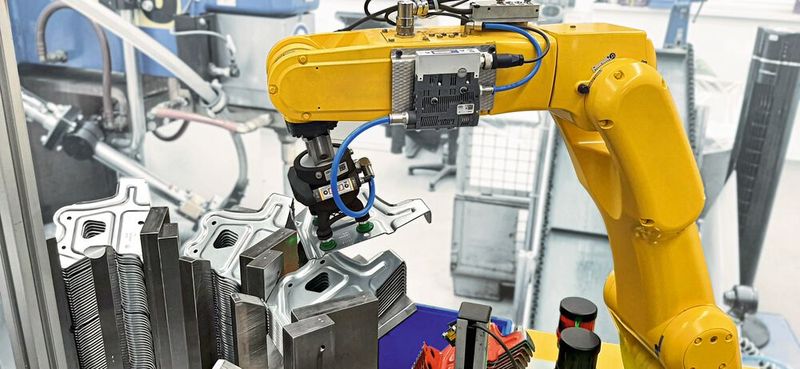Mithilfe des Leichtbaugreifers SLG von Schmalz entnimmt der Roboter die gestanzten Bleche einzeln vom Stapel.  (Bild: Schmalz)