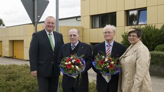 V.l.: Bargteheides Bürgermeister Henning Görtz, Nord-Gründer Günter Schlicht und G.A. Küchenmeister sowie Bürgervorsteherin Cornelia Harmuth. (Bild: Getriebebau Nord)