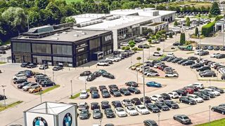 Vom kleinen Ein-Mann-Betrieb hat sich das Memminger Autohaus Reisacher zur Unternehmensgruppe mit dreistelligem Umsatz entwickelt. Das gelang vor allem durch Konsequenz und die Konzentration auf das Wesentliche. Dabei immer im Blick: der Kunde. (Bild: Reisacher)