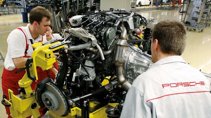 Und 2009 gab es eine weitere Revolution: Erst ein SUV, jetzt auch noch ein Diesel. Sportwagenpuristen mussten mit dem Cayenne ganz schön leiden. (Bild: Porsche)