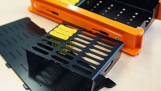 Container für die Medizintechnik. Die schwarzen Teile sind mit der Kombinationsbeschichtung aus Technisch Eloxal und der Tauchlackierung SILA-COAT® 5000 versehen. (Bild: AHC)