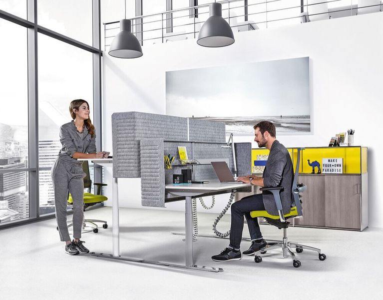 Im Stehen steigt die Produktivität um bis zu 20 %. Nutzer von Sitz-Steh-Arbeitsplätzen behaupten, wacher, aufgabenorientierter und positiver zu sein. (Dauphin)