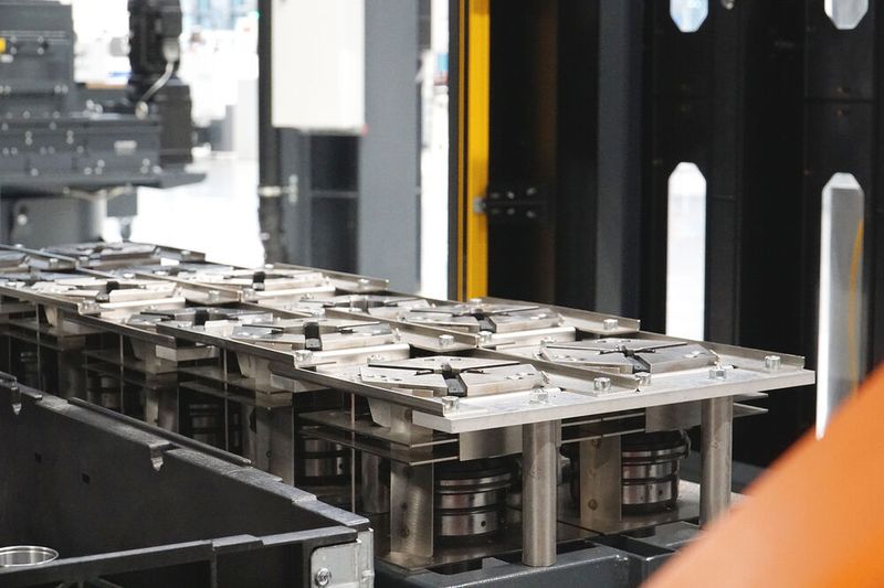 Für die Fertigung von unterschiedlichen Gehäusen stehen 18 Spann-Sets, bestehend aus Spannkopf mit Anschlag, zur Verfügung.  (Bild: Hainbuch)