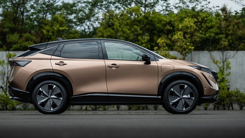 Der Stromer ordnet sich größenmäßig zwischen den SUVs Qashqai und X-Trail ein. (Bild: Nissan)
