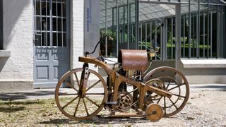 140 Jahre Daimler Reitwagen – Im patentierten ersten Motorrad der Welt testete Gottlieb Daimler die zusammen mit Konstrukteur Wilhelm Maybach entwickelten frühen Verbrennungsmotoren. (Bild: © Daimler AG)