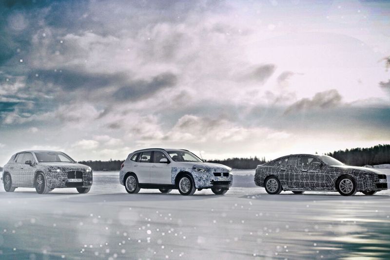 BMWs E-Autos – und in der Mitte: der iX3. (BMW)