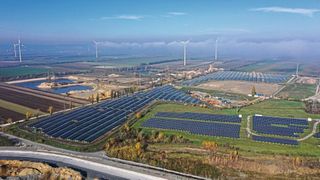 Auch das  Kabel- und Verbindungstechnik-Unternehmen Lapp hatte 2020 mit einem Umsatzrückgang zu kämpfen, trotz deutlicher Umsatzzuwächse in den Bereichen Photovoltaik und industrielle Kommunikation. Im Bild zu sehen: die größte Photovoltaik-Freiflächenanlage Österreichs mit 34.600 Modulen. (Lapp)