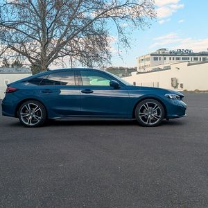 2. Die Abmessungen: Der Honda Civic kratzt mit seiner Länge von 4,56 Metern schon an der Mittelklasse. Der Radstand ist gut 2,7 Meter lang. Zum Vergleich: Die bis 2017 gebaute 9. Generation war noch 4,28 Meter lang, die legendäre vierte Generation Anfang der 90er Jahre kratzte nur an der Vier-Meter-Marke. Gestartet hatte der Civic seine Karriere übrigens im Kleinwagensegment.  Was auf dem Bild ebenfalls deutlich wird, ist die geringe Höhe. Mit nur knapp über 1,40 Metern ist er im SUV- und Crossover-Zeitalter ein absoluter Exot. Wer „Rücken“ hat, dürfte sich mit dem Einsteigen schon etwas schwerer tun.(Bild:  Simon – VCG)