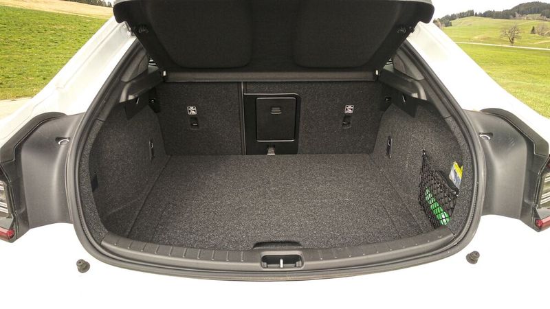Platz fürs Gepäck: Zwischen 405 und 1.095 Liter passen in den Kofferraum. Zusätzlich gibt es ein Fach unterhalb des Kofferraumbodens. (Bild: Thomas Günnel/Automobil Industrie)
