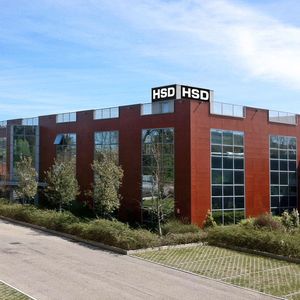 Das 1991 gegründete Unternehmen HSD S.p.A. mit Sitz im italienischen Pesaro stellt neben Hochfrequenzspindeln und Fräsmotoren für Bearbeitungsmaschinen auch 2-Achs-Fräsköpfe, Aggregate und Bohrköpfe für die Bearbeitung einer breiten Werkstoffpalette her.