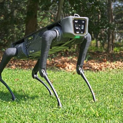 Robotics:  In AMR applications, connection technology must reliably transmit power, signals, and data despite vibration and shock loads—in very confined spaces and in a way that allows for regular maintenance. (Image:Hyperever)
