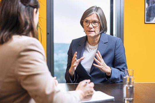 IG Metall-Chefin Christiane Benner: „Wir erleben momentan einen beispiellosen Angriff auf die Beschäftigten in der Automobilindustrie.“(Bild:  ©Lando Hass)